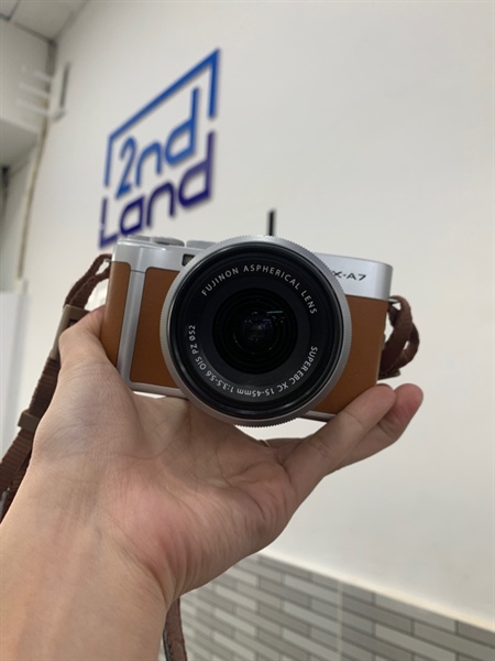 Fujifilm X-A7 - Màu nâu - Ngoại hình: 98% - Body, kèm sạc linh kiện, kèm lens kit 15-45mm , không nắp che lens + máy ảnh