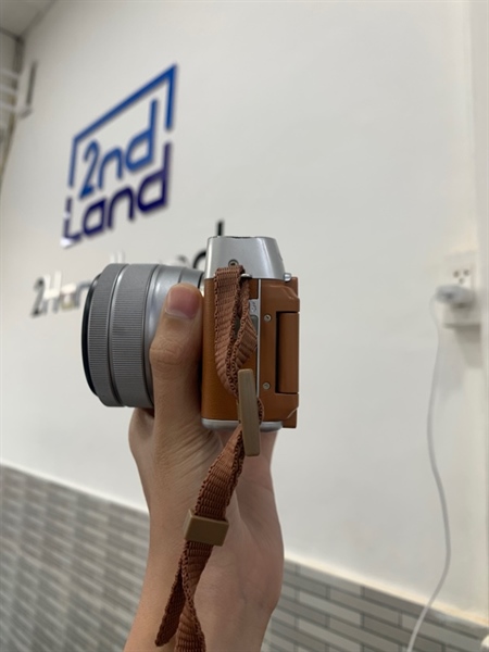 Fujifilm X-A7 - Màu nâu - Ngoại hình: 98% - Body, kèm sạc linh kiện, kèm lens kit 15-45mm , không nắp che lens + máy ảnh 1