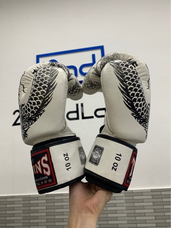 Găng Muaythai Boxing Twins Fbgv-49 - 10oz - Màu trắng - Ngoại hình: 96% - Body