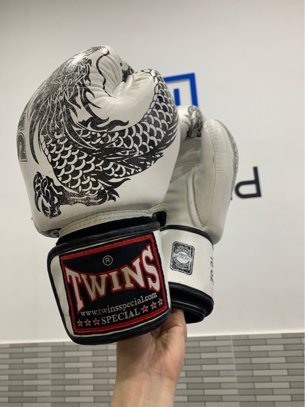 Găng Muaythai Boxing Twins Fbgv-49 - 10oz - Màu trắng - Ngoại hình: 96% - Body