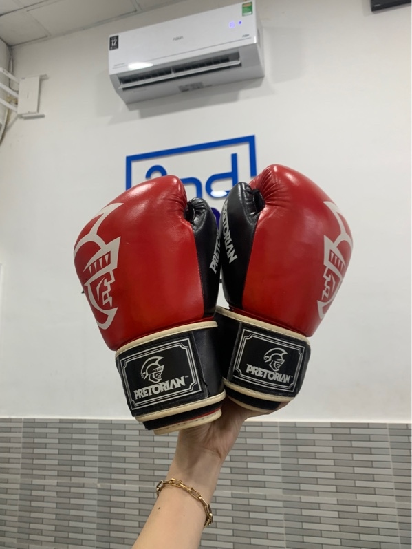 Găng tay boxing pretoinan - Màu đỏ - Ngoại hình: 96% - Trầy bong da, rách, móc ẩm - Body