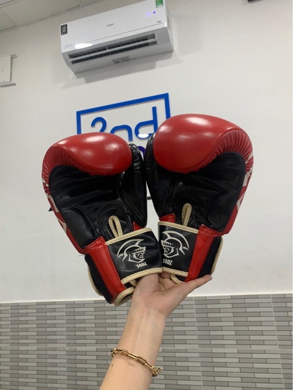 Găng tay boxing pretoinan - Màu đỏ - Ngoại hình: 96% - Trầy bong da, rách, móc ẩm - Body
