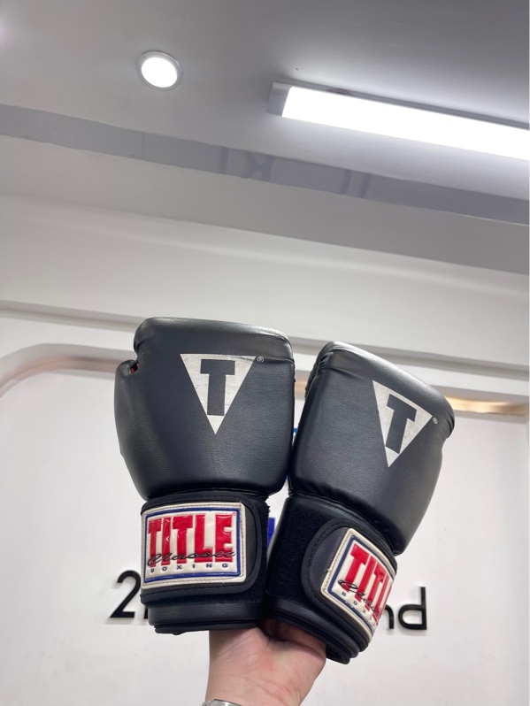Găng tay boxing TITLE Classic - Màu đen đỏ - Ngoại hình 97% - Body