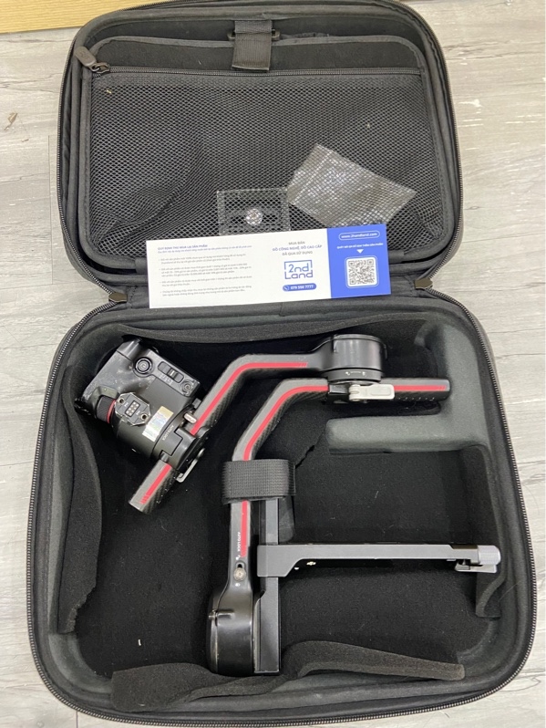 Gimbal DJI RS3 Pro - Màu đen - Ngoại hình: 97% - Trầy cấn sườn , thiếu 2 cộng dây kết nối , chân chữ V - Kèm túi , gimbal , 1 pin , 1 tripods , tay cầm , chân cam