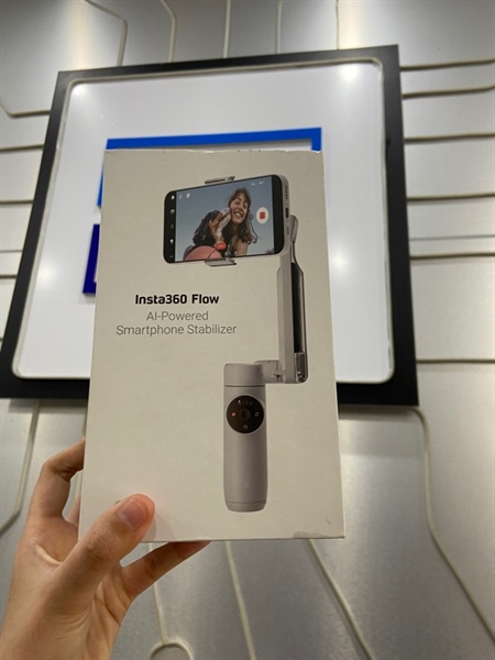Gimbal Insta 360 Flow - Màu bạc - Ngoại hình: 97% - Thân ố vàng, trầy sườn - Kèm Box