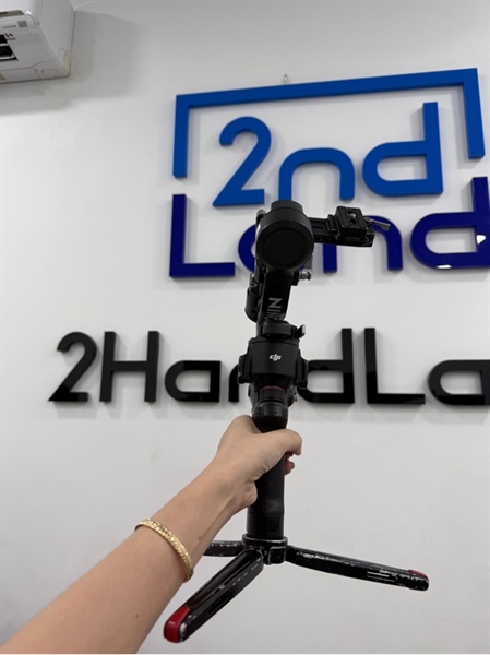 Gimbal máy ảnh DJI Ronin RS3 - Bản đơn - Màu đen - Ngoại hình 96% - Chân tripod tróc sơn nhiều , tay cầm mòn , trên gimbal nhiều chỗ tróc sơn - Kèm cáp usb-c , thiếu hỗ trợ buộc ống kính