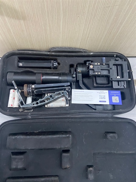 Gimbal Zhiyun Crane 2 - Màu đen - Ngoại hình: 96% trầy nhiều - FullBox + kèm 2 bộ pin 1 bộ chai + 2 tripods 1