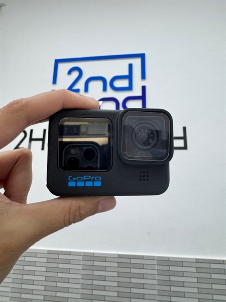 Go Pro 11 Black - Màu đen - Pin phù nhẹ - Ngoại hình 98% - Body, kèm đế + dây sạc, túi đựng 1