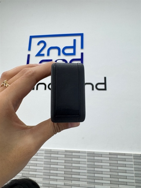 Go Pro 11 Black - Màu đen - Pin phù nhẹ - Ngoại hình 98% - Body, kèm đế + dây sạc, túi đựng 2