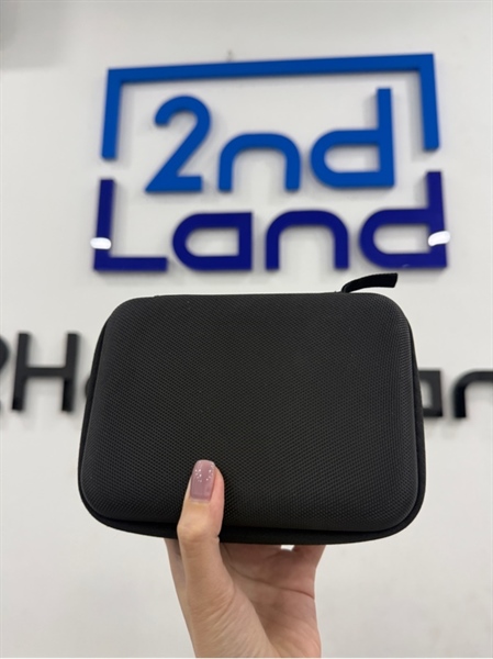 Go pro Hero 7 - Màu đen - Ngoại hình 96% - Trầy cấn nhiều , rách nút cao su nút mode , màn chết nhiều pixel - Kèm 1 pin , 1 case chống nước , 1 phụ kiện đeo ngực , 1 dock sạc đôi , 1 chân tripod