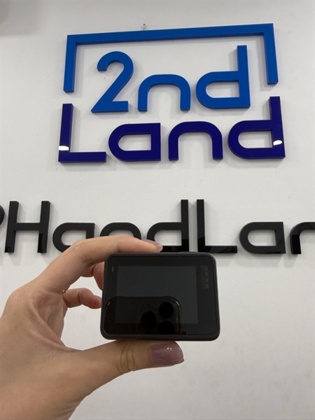 Go pro Hero 7 - Màu đen - Ngoại hình 96% - Trầy cấn nhiều , rách nút cao su nút mode , màn chết nhiều pixel - Kèm 1 pin , 1 case chống nước , 1 phụ kiện đeo ngực , 1 dock sạc đôi , 1 chân tripod 2