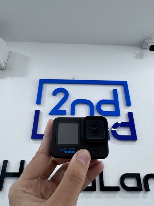 GoPro 10 black - Màu đen - Ngoại hình 98% - một điểm chết sensor, loa rè - Kèm 1 pin phù,thẻ 32GB, kèm 1 case chống nước, phụ kiện gắn nón, túi đựng, không sạc