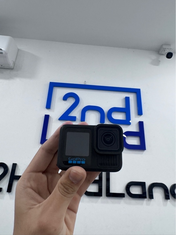 GoPro 13 - Màu đen - Ngoại hình 97,5% - Trầy xước - Kèm 3 pin