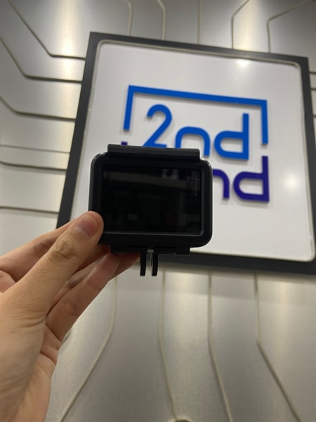 Gopro 6 Black - Màu đen - Ngoại hình: 97% - Cấn xước - Body - Kèm 1 pin + 1 đế + 2 case 2