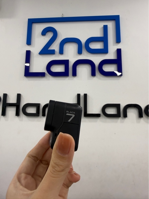 GoPro 7 - Màu đen - Ngoại hình 97% - Tróc da - Kèm pin, sạc , không thẻ nhớ