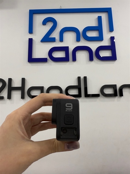Gopro 9 - Màu đen - Ngoại hình 97% - Mất nắp che nhỏ , mất nắp che pin zin - Kèm 1 pin phù (pin LK) , 1 dock sạc , 1 thẻ nhớ 64GB