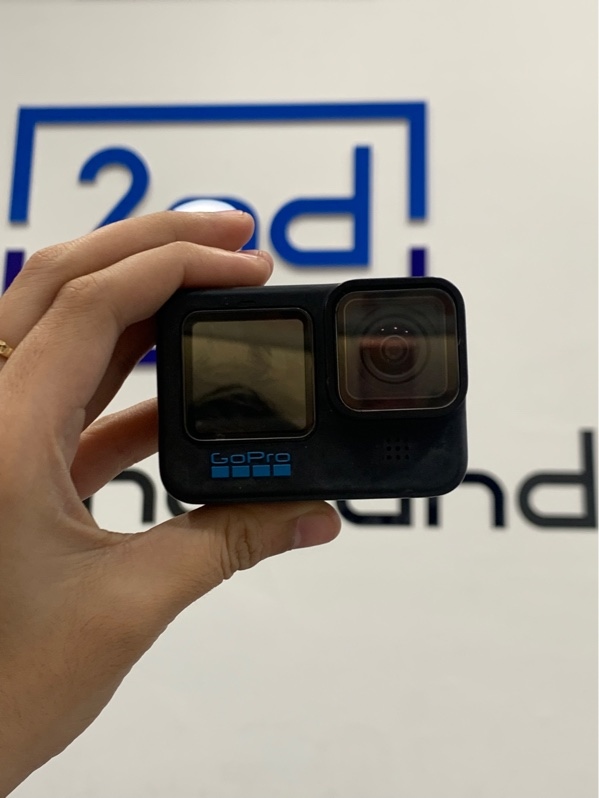 Gopro black 10 - Màu đen - Ngoại hình: 96% - Trầy body, mất 2 nắp chụp cao su - Kèm 4 pin linh kiện + túi đựng và ốp