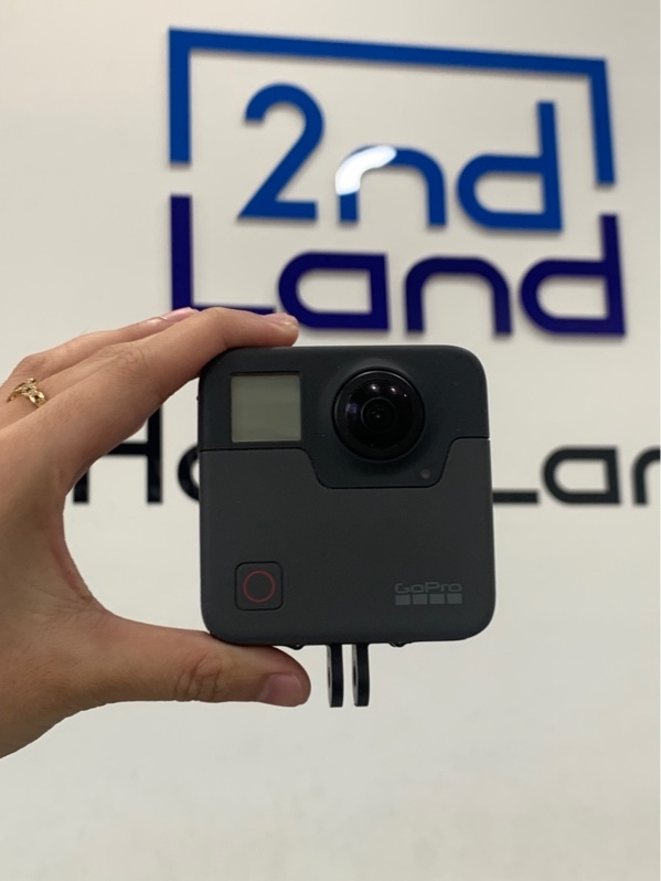 Gopro fushion 360 - Màu đen - Ngoại hình: 96% - Lún nút nguồn, trầy kính cam - Kèm 2 thẻ nhớ 64gb