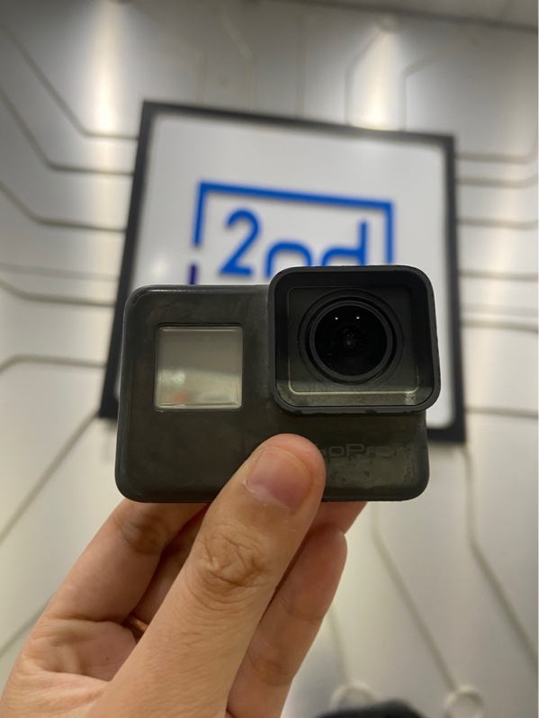 Gopro hero 5 black - Màu đen - Ngoại hình: 96% - Xước, bạc màu - Kèm 1 pin phồng + thẻ 32gb