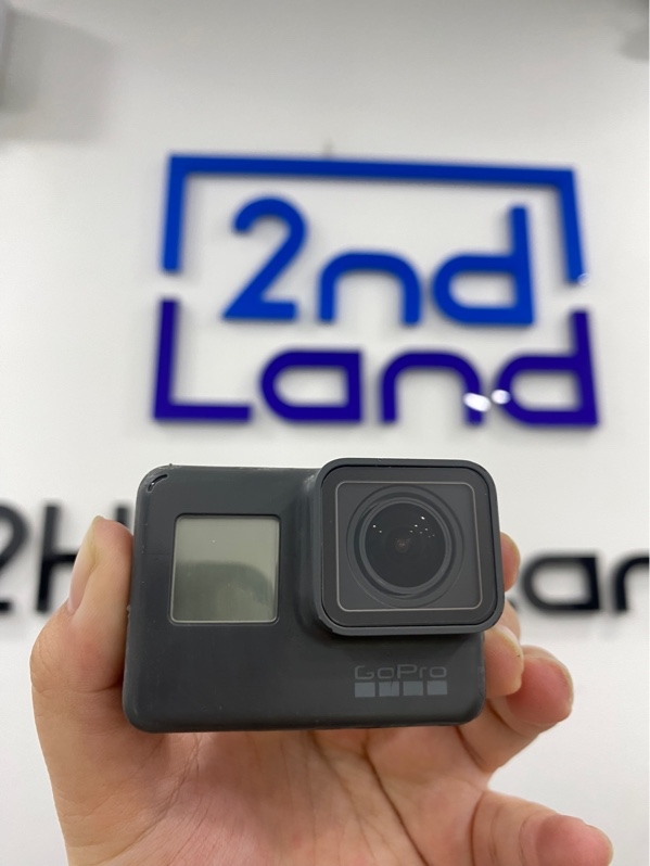 Gopro hero 5 - Màu đen - Ngoại hình 96% - Màn trầy nhẹ , trầy nhiều , xuống màu - Kèm túi , thẻ 64gb , adapter sandisk , 2 khung , 1 pin, 1 sạc , 1 case bảo vệ