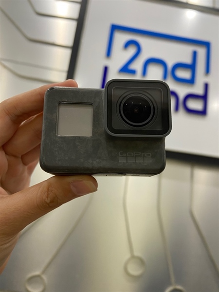 Gopro Hero 5 - Màu đen - Ngoại hình: 97% - Bạc màu - Kèm dock sạc, adapter sạc, 2 pin phồng, một số phụ kiện khác