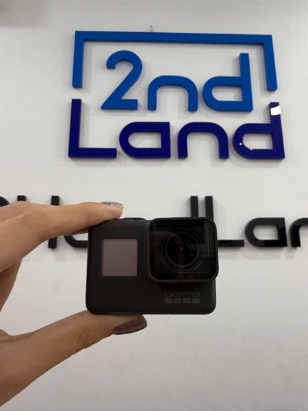 Gopro hero 5 - Màu đen - Ngoại hình 97% - Màn trầy ít , mòn trầy xước - Kèm tripod , dock sạc , 1 pin LK