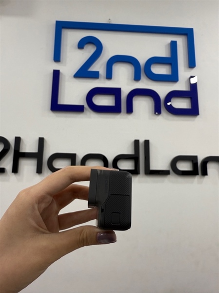 Gopro hero 5 - Màu đen - Ngoại hình 97% - Màn trầy ít , mòn trầy xước - Kèm tripod , dock sạc , 1 pin LK 1