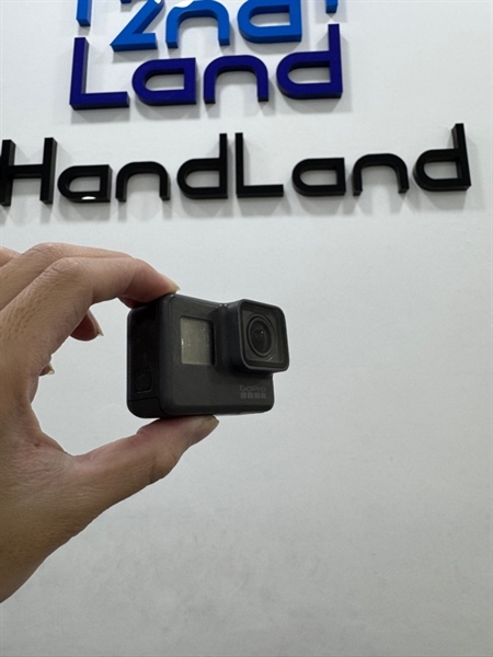 GoPro Hero 5 - Màu đen - Ngoại hình 97% - Trầy cấn nhiều , nút nguồn hơi lún - Kèm 2 pin zin phù + 2 pin linh kiện + ốp bảo vệ + sạc + túi đựng 1