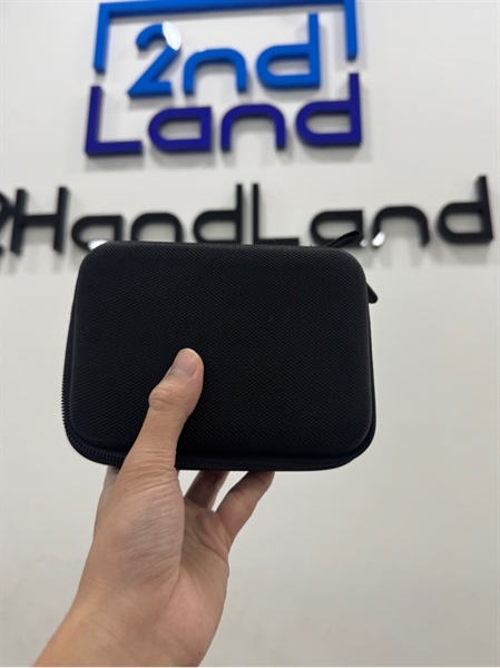 GoPro Hero 5 - Màu đen - Ngoại hình 97% - Trầy cấn nhiều , nút nguồn hơi lún - Kèm 2 pin zin phù + 2 pin linh kiện + ốp bảo vệ + sạc + túi đựng 3