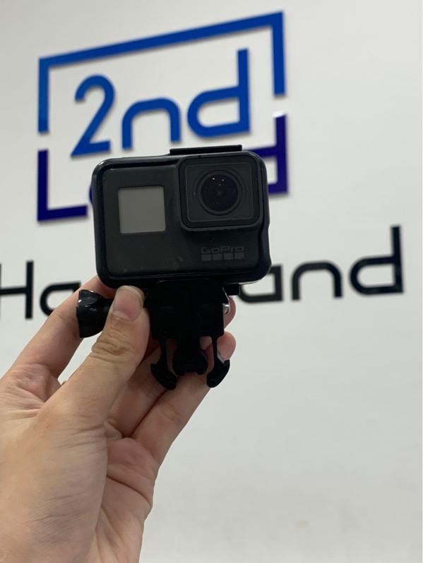 Gopro Hero 5 - Màu xám - Ngoại hình: 96% - Trầy kính cam - Kèm 1 pin + gậy selfie