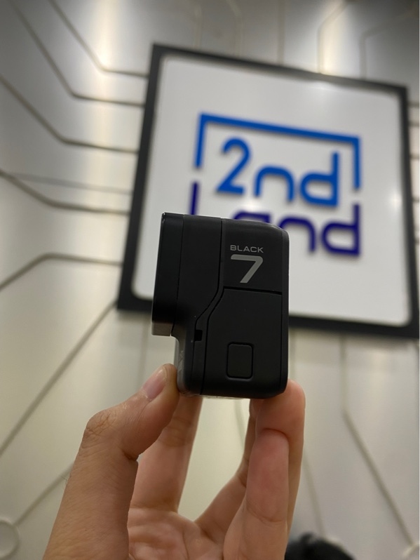 Gopro Hero 7 Black - Màu đen - Ngoại hình: 97% - Xước kính màn - Kèm túi vải + Ốp ngàm + Dock sạc + 2 pin phồng nhẹ