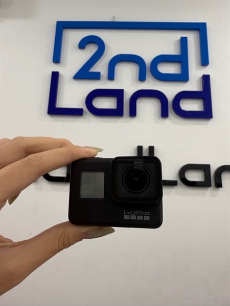 Gopro Hero 7 - Màu đen - Ngoại hình 97% - Rách cao su nút mode , dơ , trầy cấn nhiều , xước kính cam và màn hình - Kèm 1 pin , 1 dock sạc , 2 vỏ bảo vệ , 1 chân máy , 1 thẻ 64GB