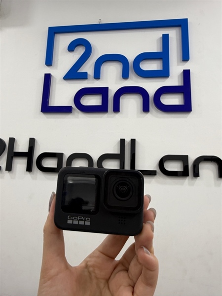Gopro hero 9 - Màu đen - Ngoại hình 97% - Trầy nhẹ quanh thân máy , cấn xung quanh viền cam , kính trầy - Kèm túi đựng , 1 chân gắn , 1 dây usb to c , 1 case đọc thẻ micro , 1 pin phù , 1 thẻ nhớ 256GB 1