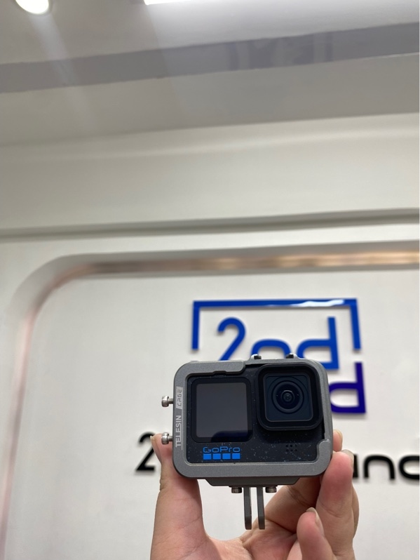 GoPro HERO12 Black - Màu đen - Ngoại hình 97.5% - Kèm 1 pin, thẻ 128, case, đèn nhỏ, phụ kiện chân máy ảnh VIJIM, bộ dây đai đeo ngực đa năng dùng để gắn ĐT/ Camera hành trình, bộ dây đai đeo đầu gắn cam