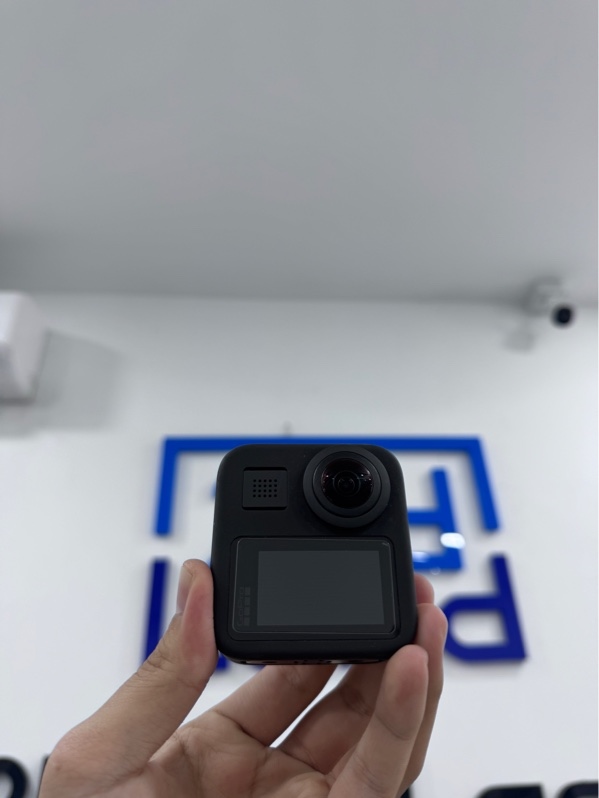 Gopro max 360 - Màu đen - Ngoại hình 98% - Xước nhẹ - Kèm box, 1 pin, 2 nắp bảo lens, 2 nắp chụp trong suốt