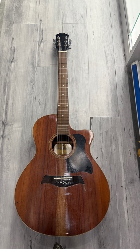 Guitar Aucostic Hàng Gia Công Trần Bình Dương - Màu nâu - Ngoại hình: 97% - Xước thân, mất dây đàn số 3 - Kèm túi