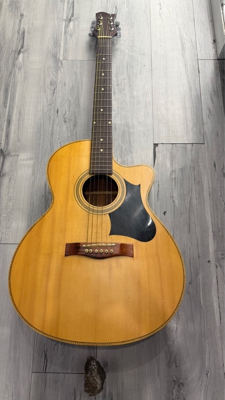 Guitar No Name - Màu nâu - Ngoại hình: 97% - Xước thân, dây đàn sét - Kèm túi
