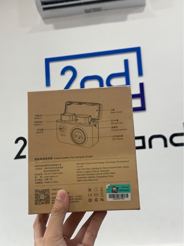 Hộp sạc pin máy ảnh nhanh kèm màn hình kỹ thuật số và khay đựng thẻ SD của thương hiệu Llano Fz-100 - Newseal