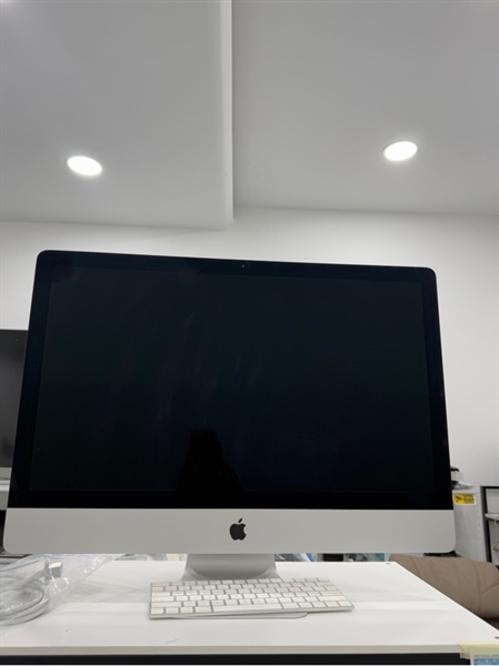 iMac retina 5K 2020 - 27 inch - Chip intel core i5/Card AMD Radeon Pro 5300 4GB -72/256GB - Màu bạc - Ngoại hình 97% - Màn hồng viền , tối góc , hở sáng viền , bị mốc , trầy - Kèm nguồn , magic keyboard 2