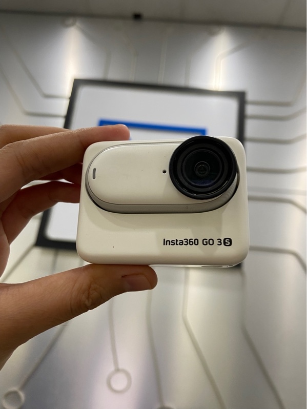 Insta360 Go 3S - Màu trắng - Ngoại hình: 97.5% - Kèm action pod, giá đỡ xoay, kẹp gắn, cáp sạc