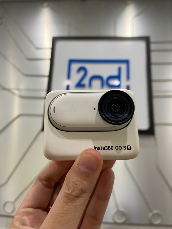 Insta360 Go 3s - Màu trắng - Ngoại hình: 97% - Ố khá nhiều - Kèm kẹp chân đứng, kẹp cài mũ, thẻ 64gb