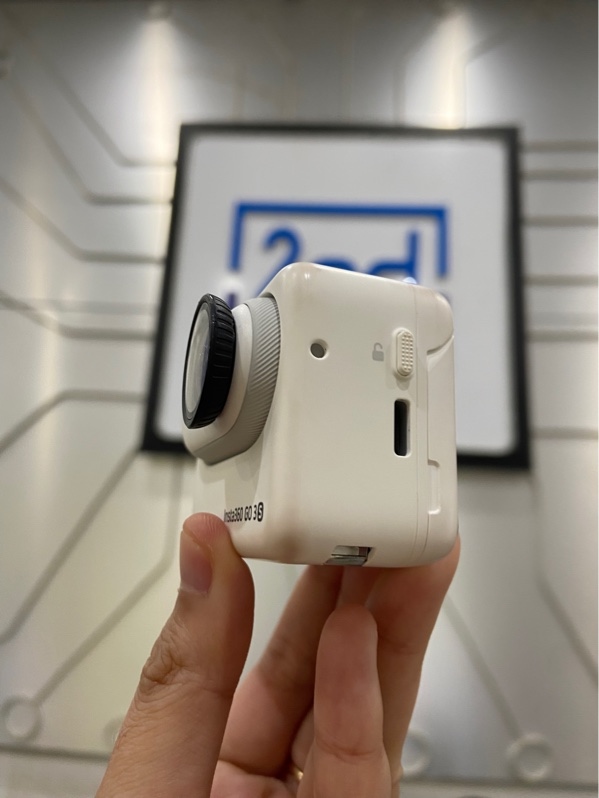 Insta360 Go 3s - Màu trắng - Ngoại hình: 97% - Ố khá nhiều - Kèm kẹp chân đứng, kẹp cài mũ, thẻ 64gb
