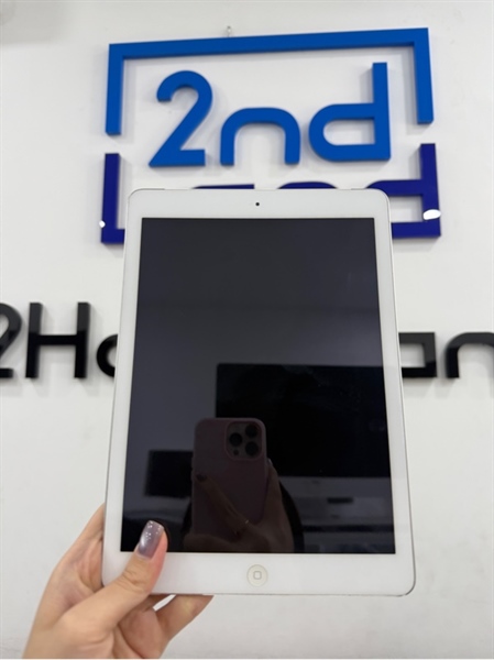 iPad Air 1 - TH/A - IOS 12.5.7 - 4G - 16GB - Màu bạc - Pin 82% - Ngoại hình 97% - Màn ám vàng viền thấy rõ , viền trầy cấn góc - Kèm sạc 2