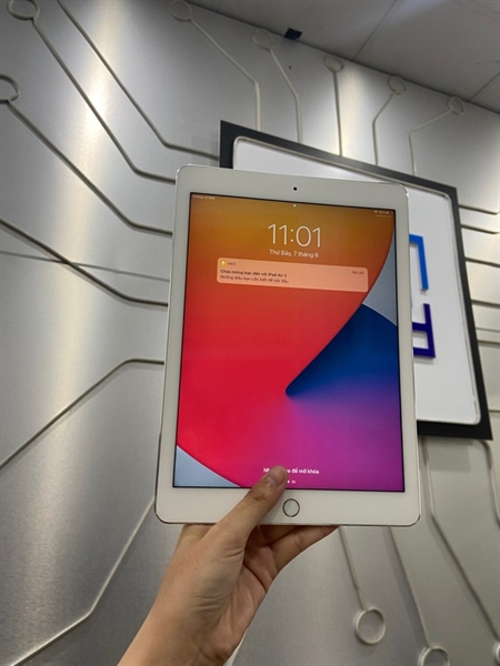 iPad Air 2 - J/A - 16GB - 4G - Pin 69% - Màu bạc - Ngoại hình: 97% - Màn ám viền xanh, màn ép kính , cấn góc nhẹ - Body 2