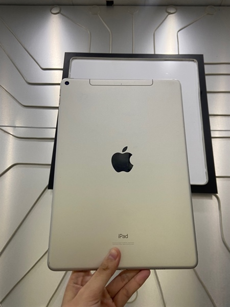 iPad Air 3 - 2J/A - 64GB - Bản 4G - Pin 87% - Màu bạc - Ngoại hình: 97% - Trầy lưng, viền ám vàng, phản quang góc trái dưới - Body