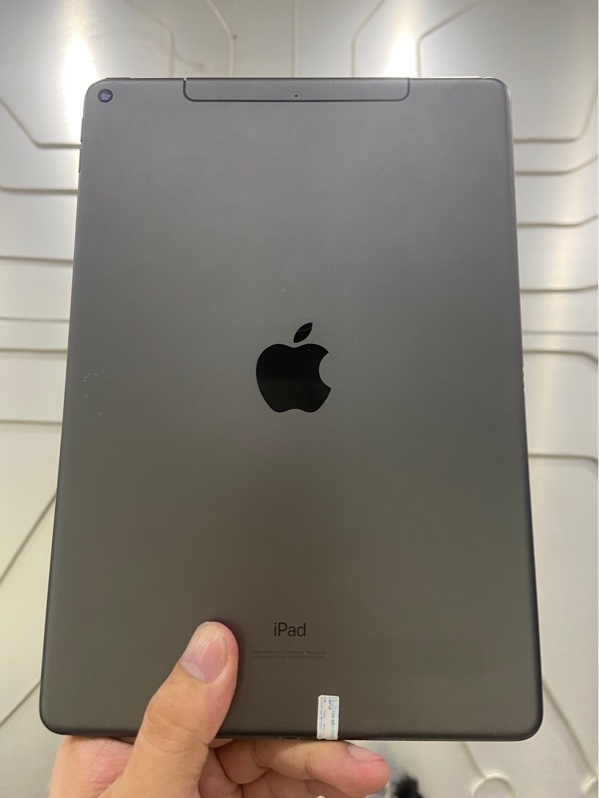 iPad Air 3 - J/A - 4/64GB - Pin 89% - Màu xám - Ngoại hình: 97% - Tróc sơn viền, cong sườn nhẹ, pin còn 86%, phản quang 2 đốm , viền ám xanh - Body