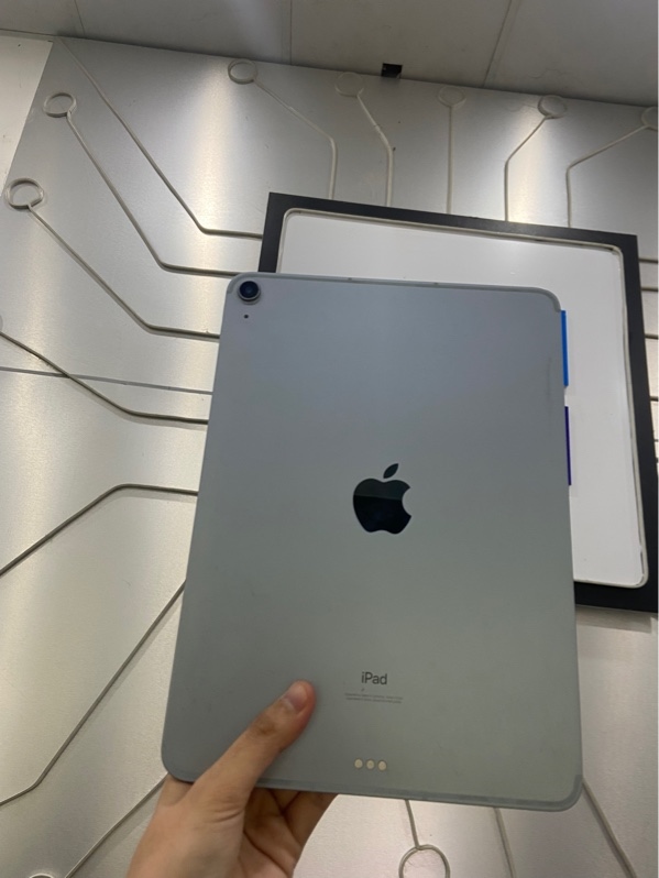 iPad Air 4 - 4G - 64GB - Pin 83% - Màu xanh - Ngoại hình: 97% - Sườn cong nhẹ, màn trầy, ám viền vàng nhẹ - Body