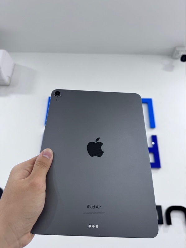 iPad Air Gen 5 - ZA/A - iOS 26.3 - 64GB - Bản Wifi - Màu xám - Pin 84% chu kỳ sạc 185 - Ngoại hình 97,5% - Màn thay zin chính hãng, xước nhẹ- Kèm sạc