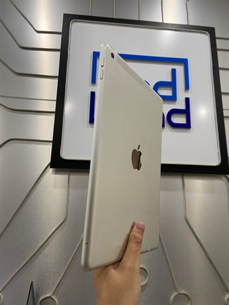 iPad Gen 5 - 2J/A - 32GB - Bản 4G - Pin 72% - Màu bạc - Ngoại hình: 97% - Màn hồng viền, nứt dải ăn ten - Body 1