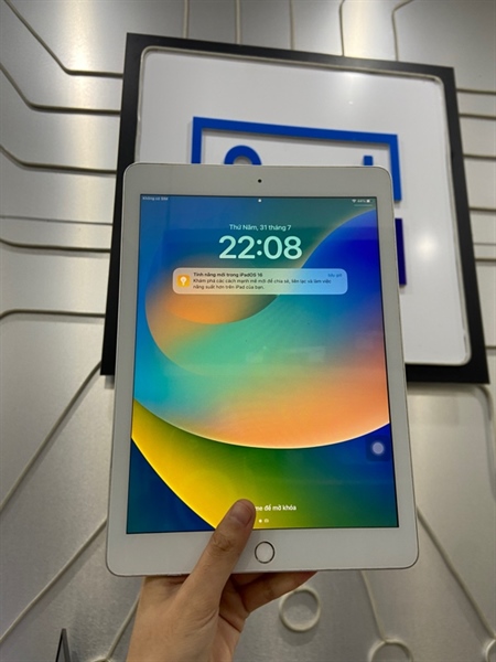 iPad Gen 5 - 2J/A - 32GB - Bản 4G - Pin 72% - Màu bạc - Ngoại hình: 97% - Màn hồng viền, nứt dải ăn ten - Body 2